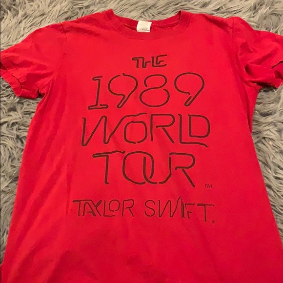 Gildan Tops - Taylor Swift Tee